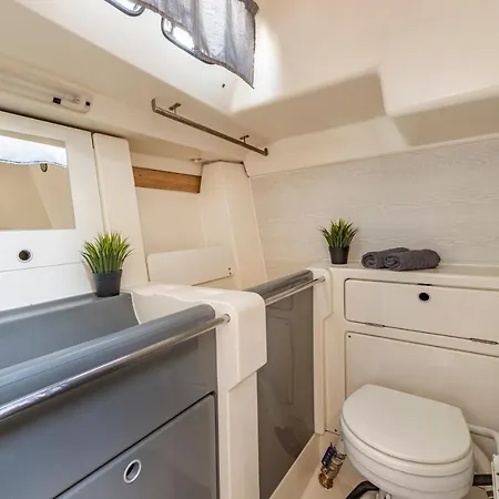 Relaxing On A 38ft Sail Yacht Botel *
