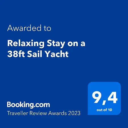 Relaxing On A 38ft Sail Yacht Hotel en barco